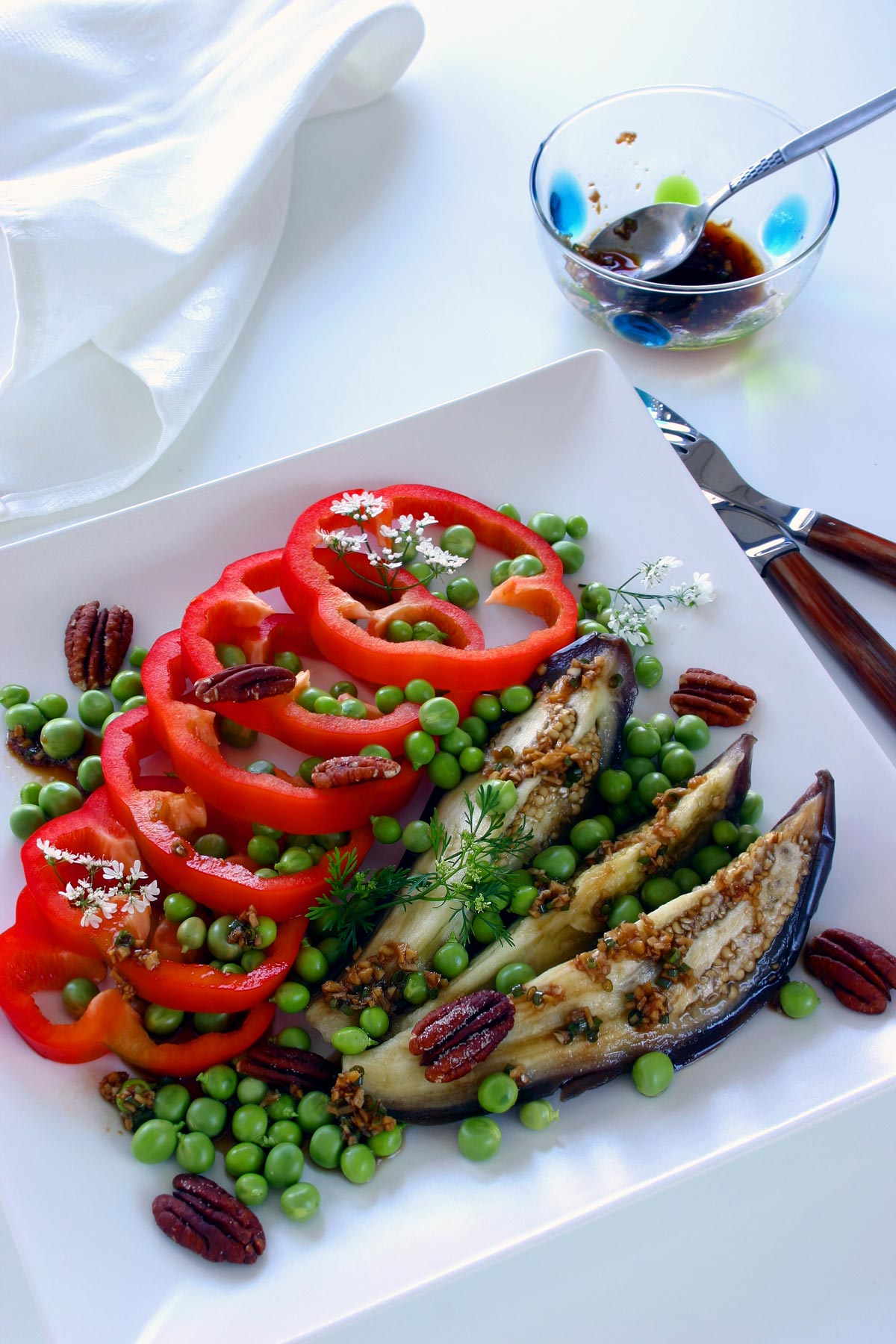 Salat med aubergine og ristede pekannødder